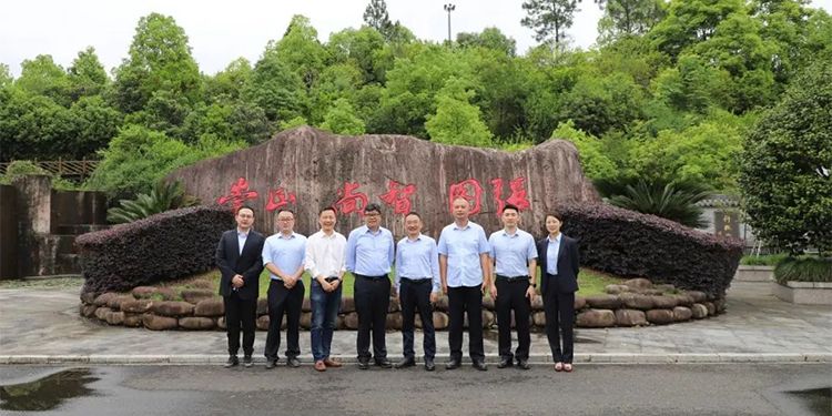 情系教育 心懷母校--山水集團董事長季頂天走訪麗水中學(xué)2.jpg